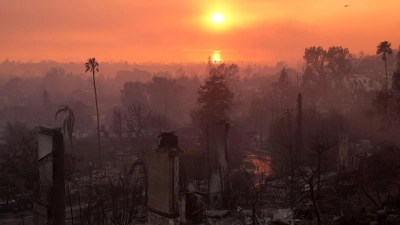 In Los Angeles gibt es immer Luxus- und Elendsleben parallel. Das ist nun auch im Angesicht der Feuerkatastrophe so. (Foto: Jae C. Hong/AP/dpa)