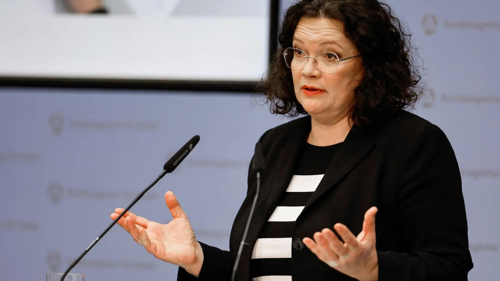 Andrea Nahles, die Vorstandsvorsitzende der Bundesagentur für Arbeit, erläutert die Lage auf dem Arbeitsmarkt. (Foto: Daniel Löb/dpa)