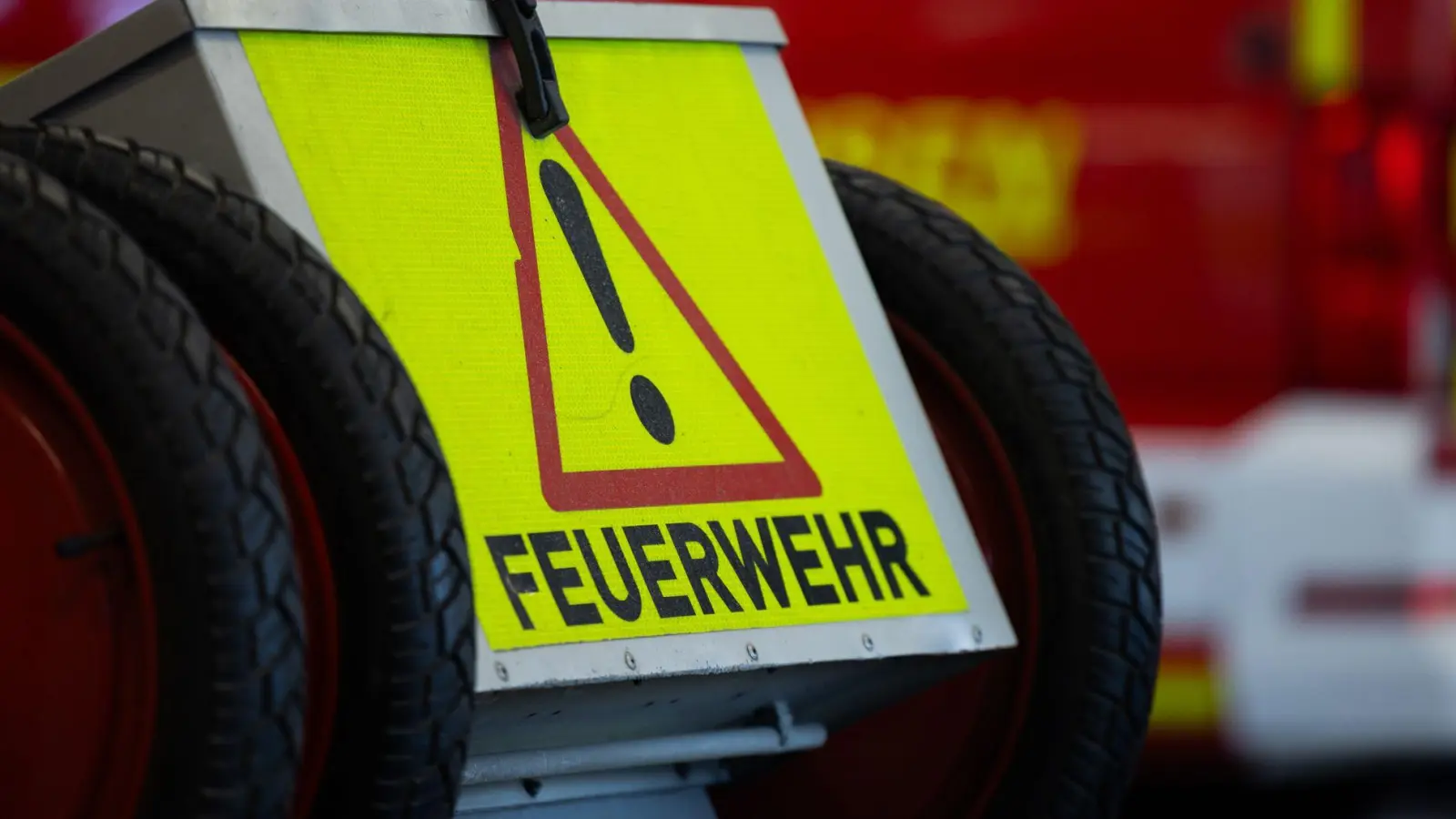 Die Feuerwehr hatte in Bechhofen leichtes Spiel, nachdem ein 62-Jähriger und Anwohner bereits einen größeren Brand eines Müllwagens verhindert hatten. (Symbolbild: Rolf Vennenbernd/dpa)