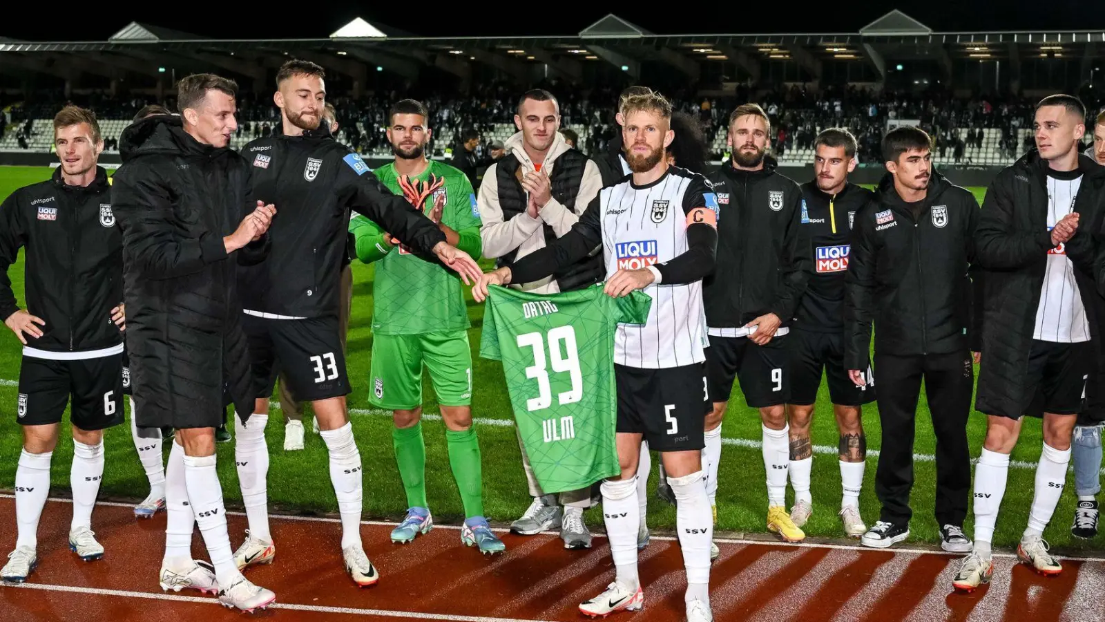 Die Mannschaft widmete dem verletzten Torhüter den ersten Heimsieg. (Foto: Harry Langer/dpa)