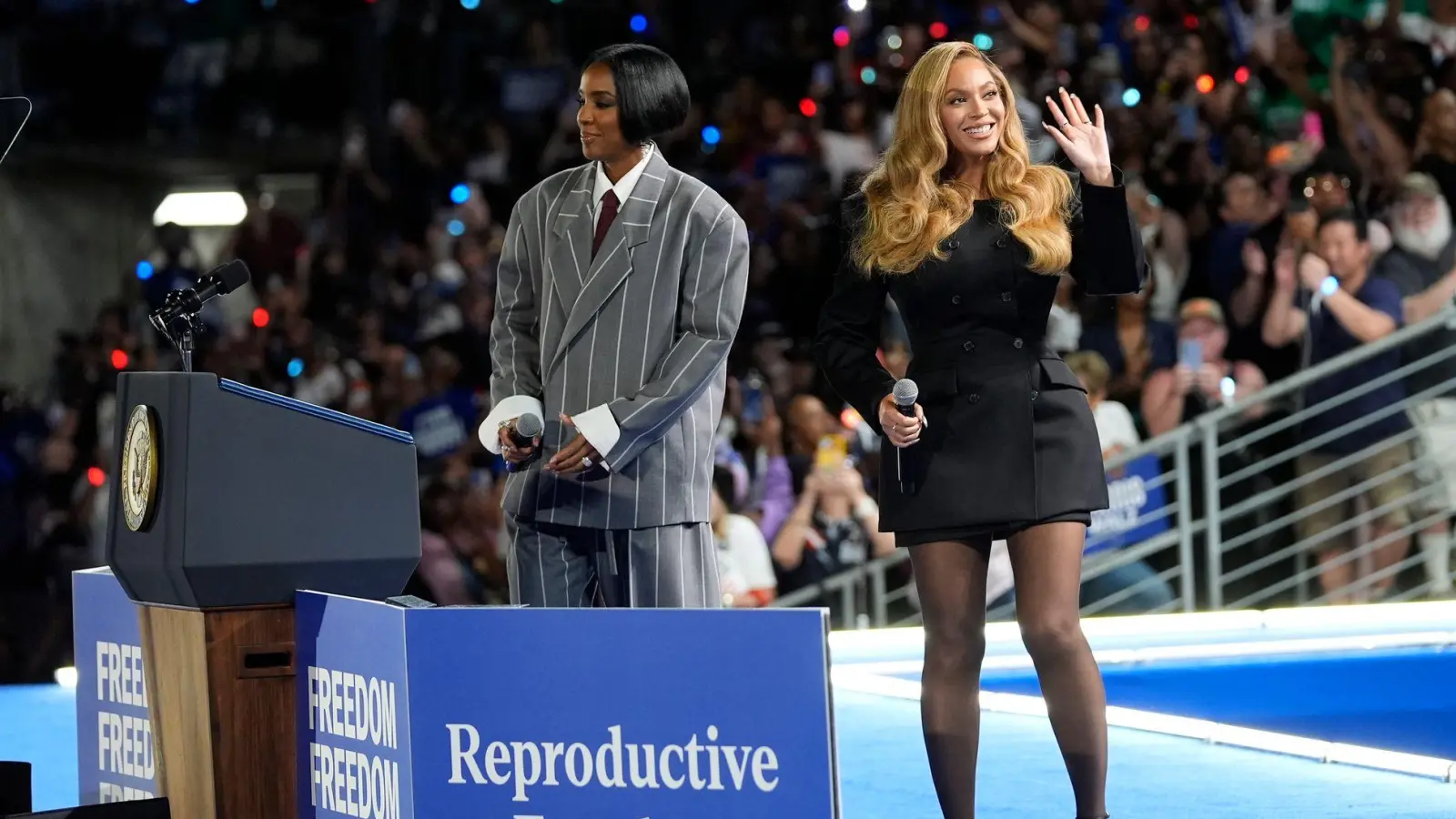 Beyoncé (rechts im Bild) sagte, Harris stehe für die Einheit, die die USA gerade brauchten. (Foto: Susan Walsh/AP/dpa)