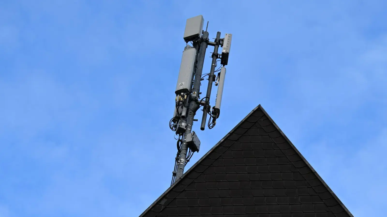 Ein Mobilfunk-Mast mit Antennen im Funkstandard 5G (quadratisch) und 4G (länglich) ist auf dem Dach eines Wohnhauses montiert. (Archivbild) (Foto: Wolf von Dewitz/dpa)