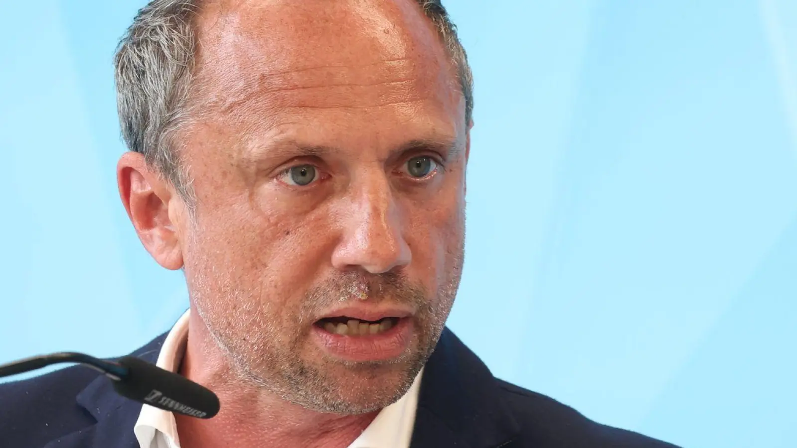 Thorsten Glauber, bayerischer Umweltminister (Freie Wähler), spricht nach einer Kabinettssitzung in Kaufbeuren im Allgäu auf einer Pressekonferenz. (Foto: Karl-Josef Hildenbrand/dpa)