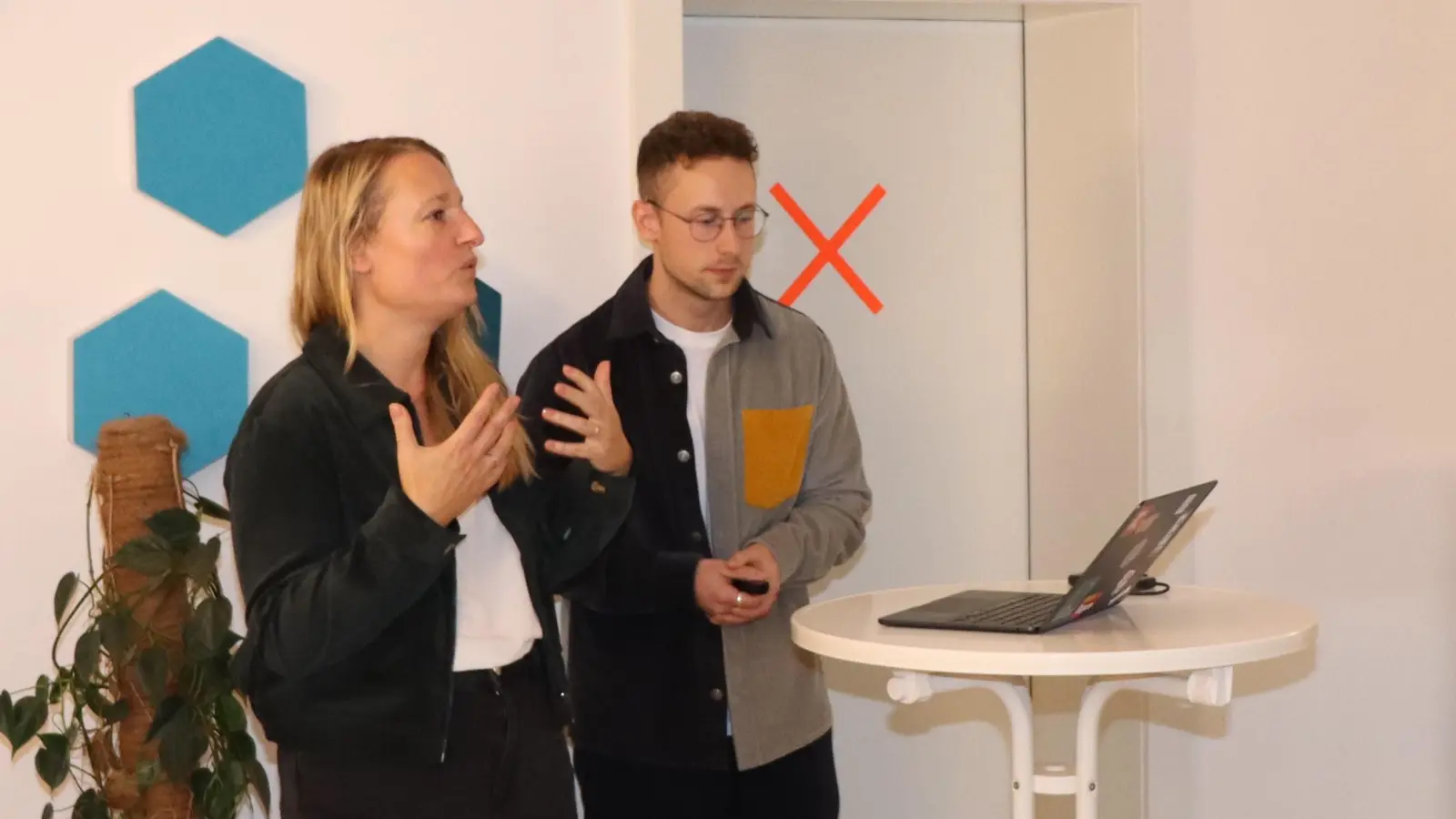 Tatjana Otta und Markus Schmidt schilderten beim Festakt die Aktivitäten auf dem Pixel Campus der Hochschule Ansbach. (Foto: Thomas Schaller)