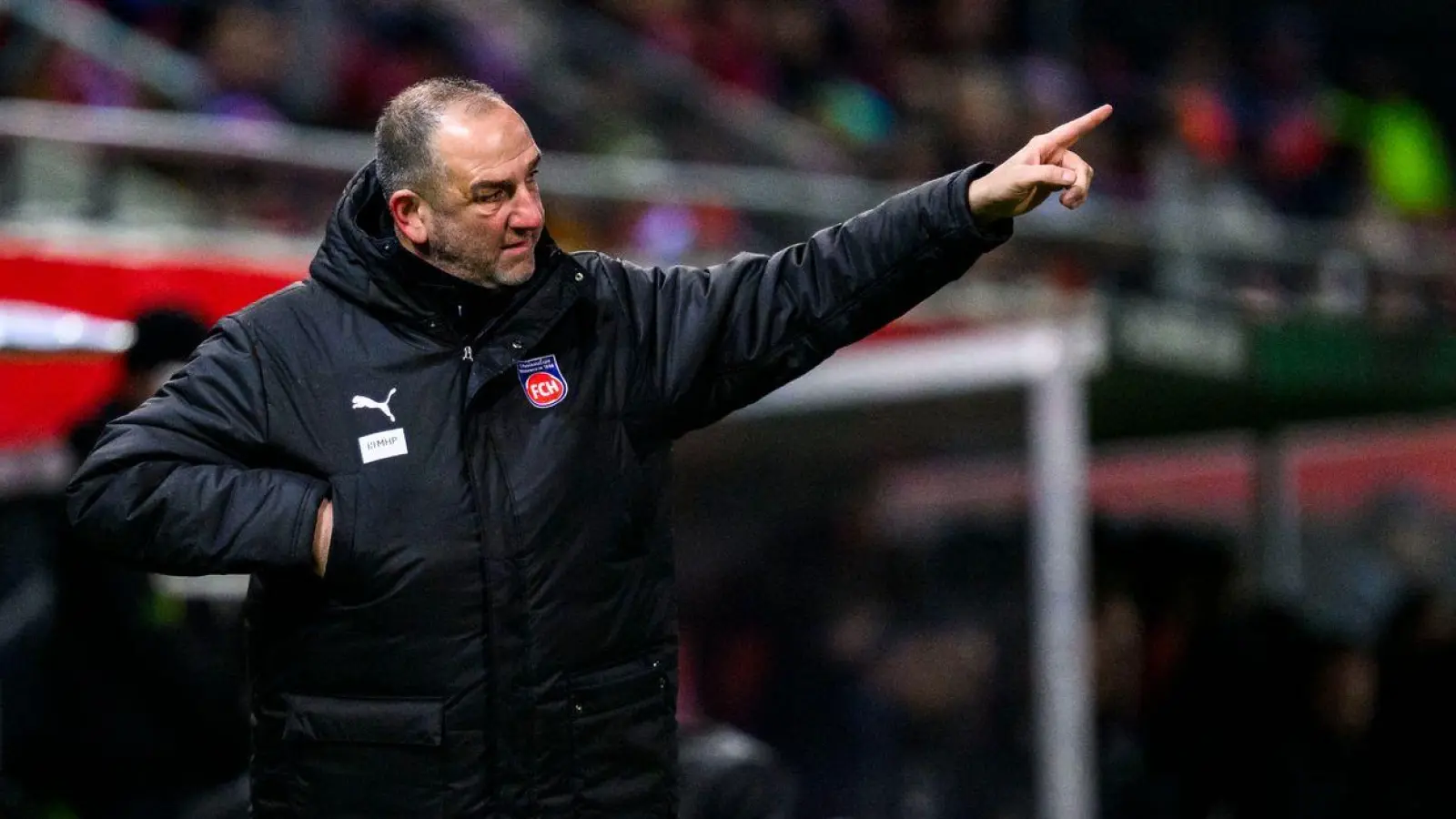 Frank Schmidt verpasste mit dem 1. FC Heidenheim knapp den direkten Sprung ins Achtelfinale der Conference League. (Foto: Tom Weller/dpa)