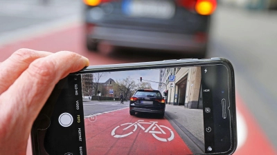 Ein Falschparker auf einem Radfahrstreifen. (Foto: Oliver Berg/dpa)