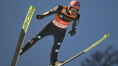 Für Karl Geiger geht es beim Weltcup im österreichischen Hinzenbach um wichtige Punkte im Kampf ums Gelbe Trikot. (Foto: Arne Dedert/dpa)