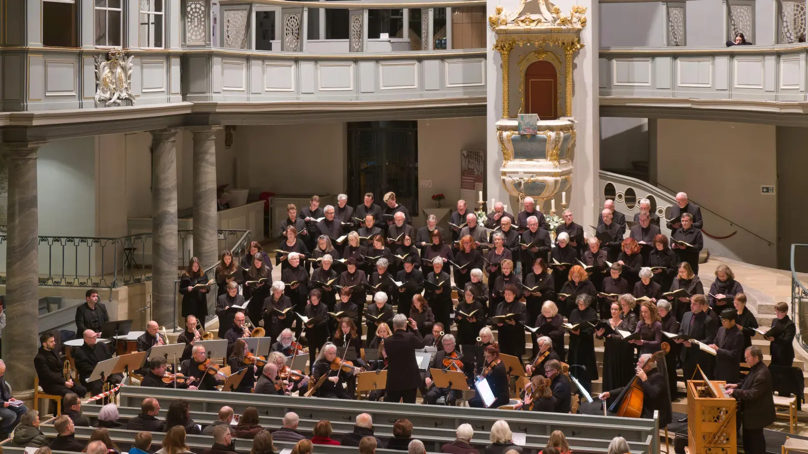 Zu großen Ausdrucksgesten fähig: Ansbacher Kammerorchester, Kantorei und Solisten bei Mozarts Requiem. (Foto: Martin Stumpf)