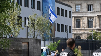 Großeinsatz vor dem israelischen Generalkonsulat in München (Foto: Peter Kneffel/dpa)