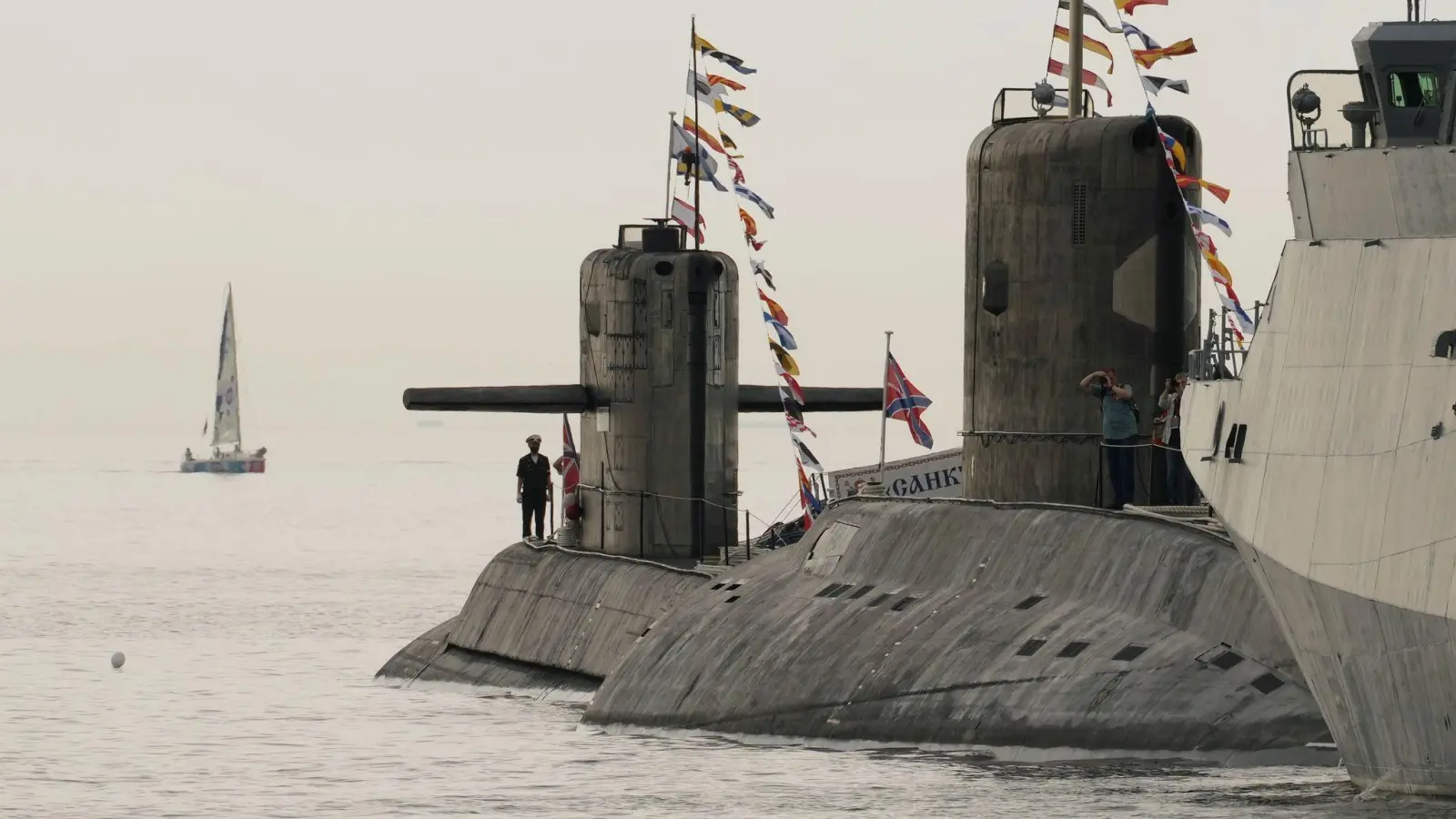 Russische U-Boote und Kriegsschiffe an der St. Petersburger Marinestation. (Foto: Dmitri Lovetsky/AP/dpa)