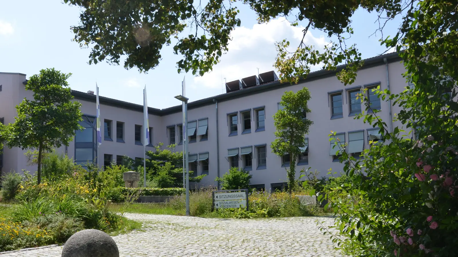 Im Landratsamt in Neustadt/Aisch wurde offenbar der hauseigene Klimaschutzmanager vor die Tür gesetzt. (Foto: Patrick Lauer)