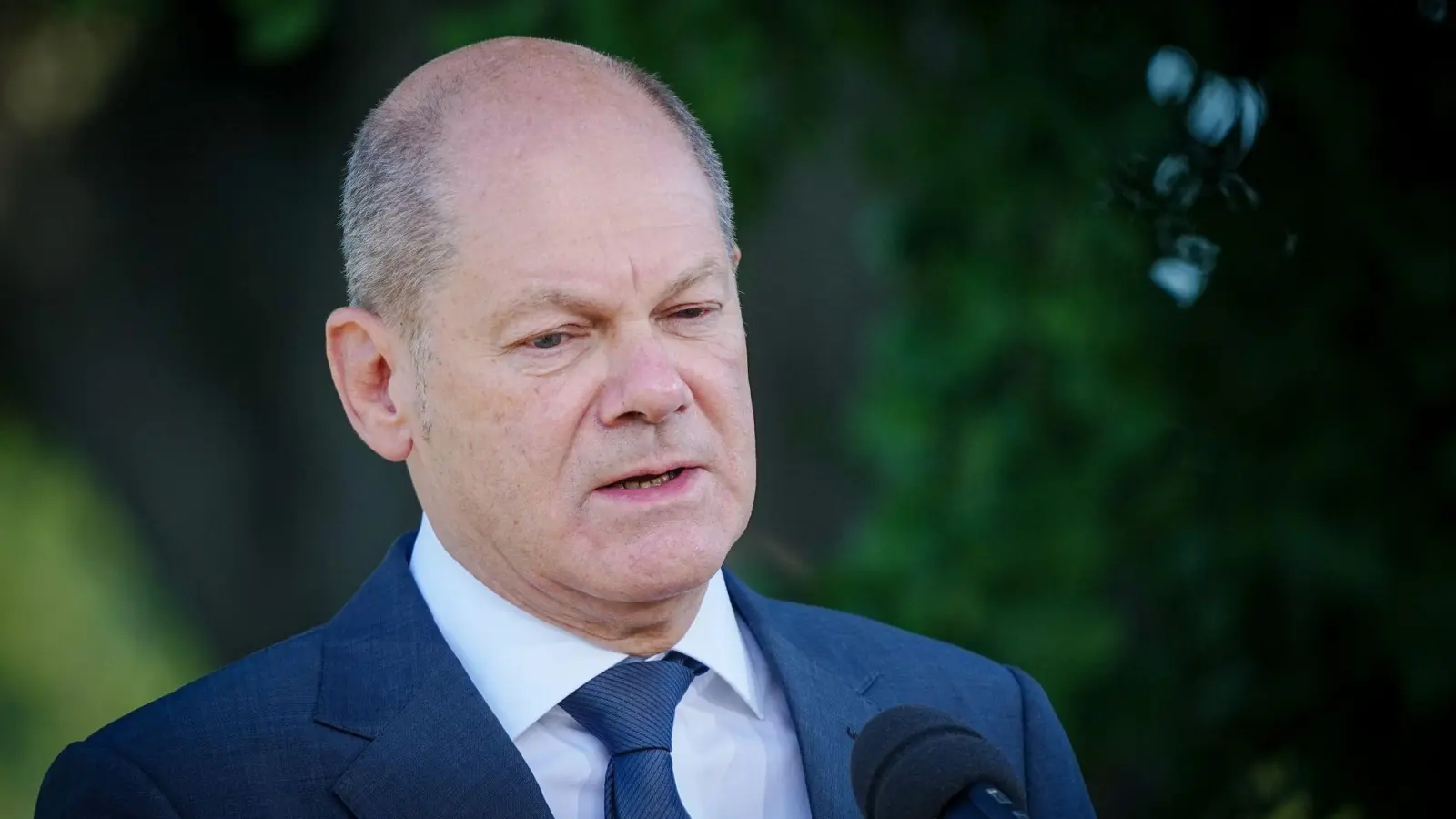 Bundeskanzler Olaf Scholz (SPD) am Rande der Klausur des Bundeskabinetts vor Schloss Meseberg. (Foto: Kay Nietfeld/dpa)