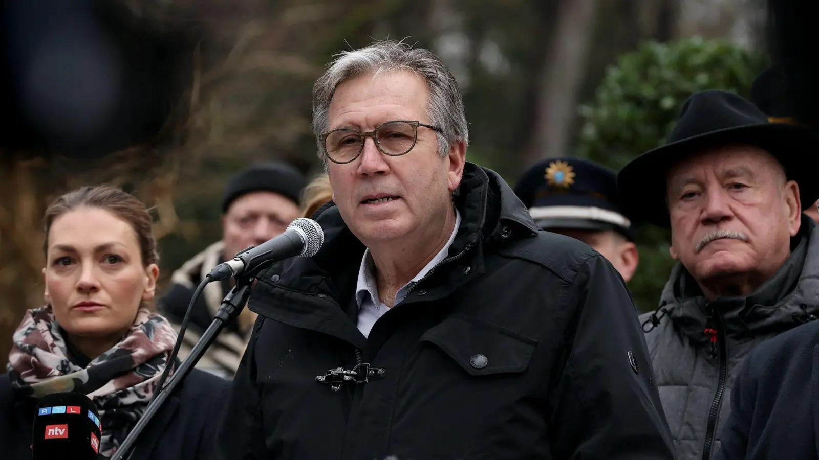 „Ich fühle, als wäre mein eigenes Kind gestorben“, sagte Aschaffenburgs Oberbürgermeister, Jürgen Herzing. (Foto: Daniel Löb/dpa)