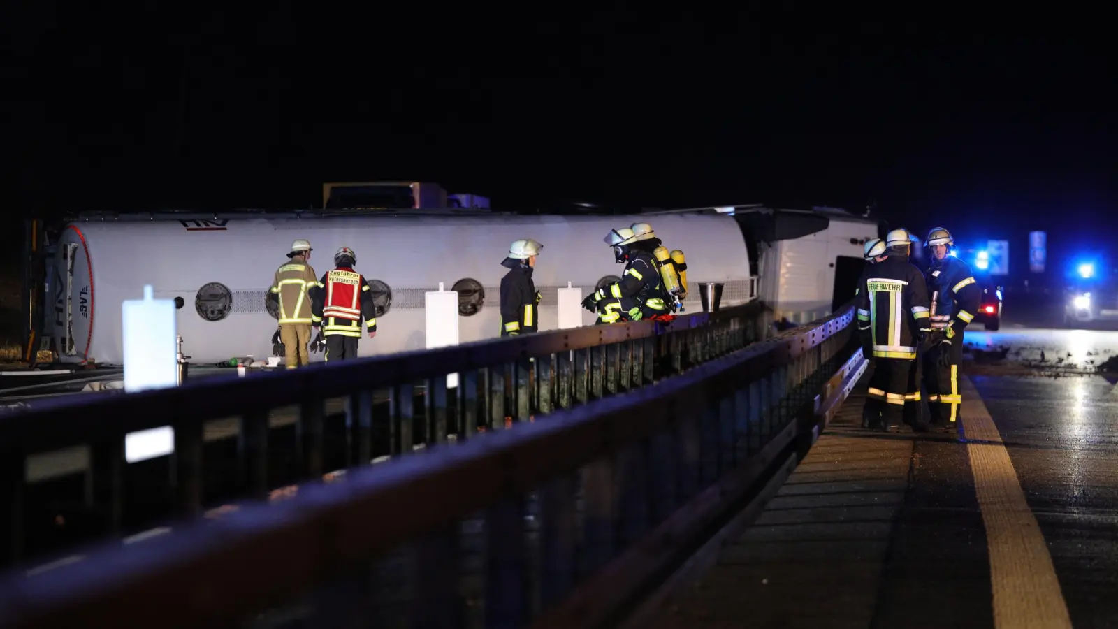 Ein Tanklastzug ist auf der Autobahn nahe Ansbach umgekippt. Das geladene Bioethanol lief auf die Fahrbahn. (Foto: NEWS5 / Markus Zahn)