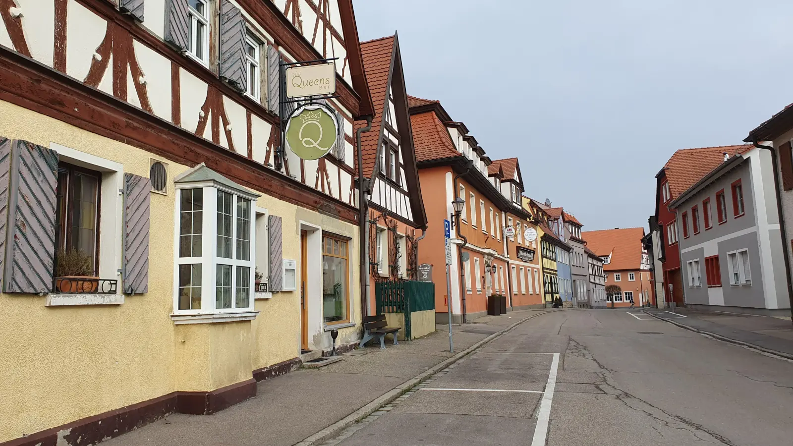 Eine der Kneipen, die von der Sperrzeit-Verordnung in der Bad Windsheimer Altstadt betroffen ist, ist die Queens Bar von Karin Hertlein (links). (Foto: Anna Franck)