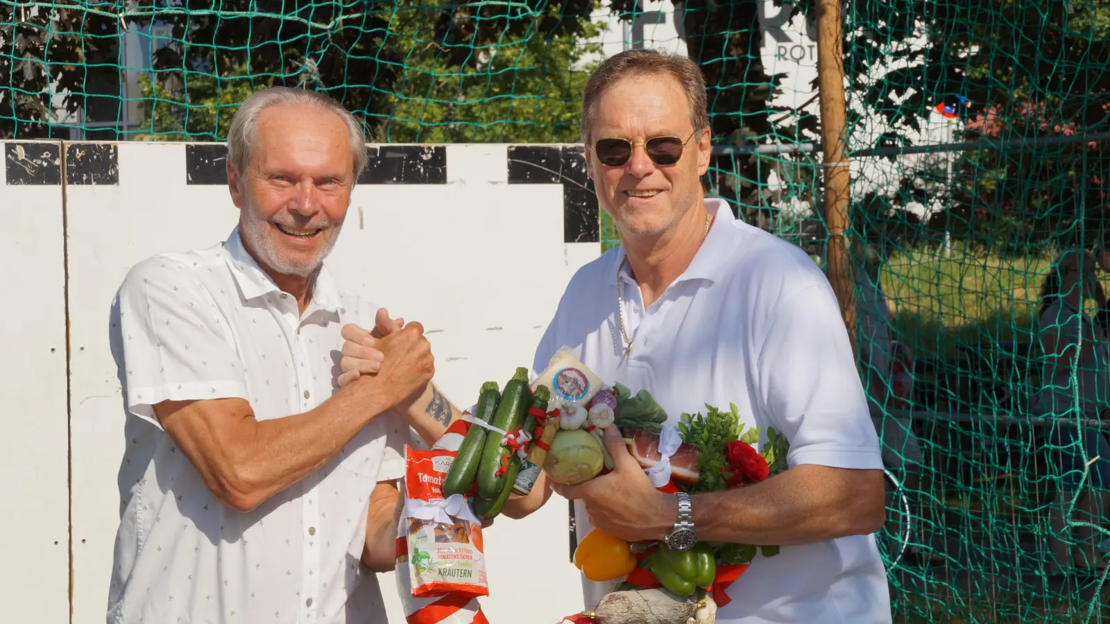 Er entschied das Stechen für sich: Sieger Wolfgang Baumann (rechts) neben TSV-2000-Vorsitzendem und Zweitem Bürgermeister Dieter Kölle, der ihm den Siegerkranz überreichte. (Foto: Wolfgang Keitel)