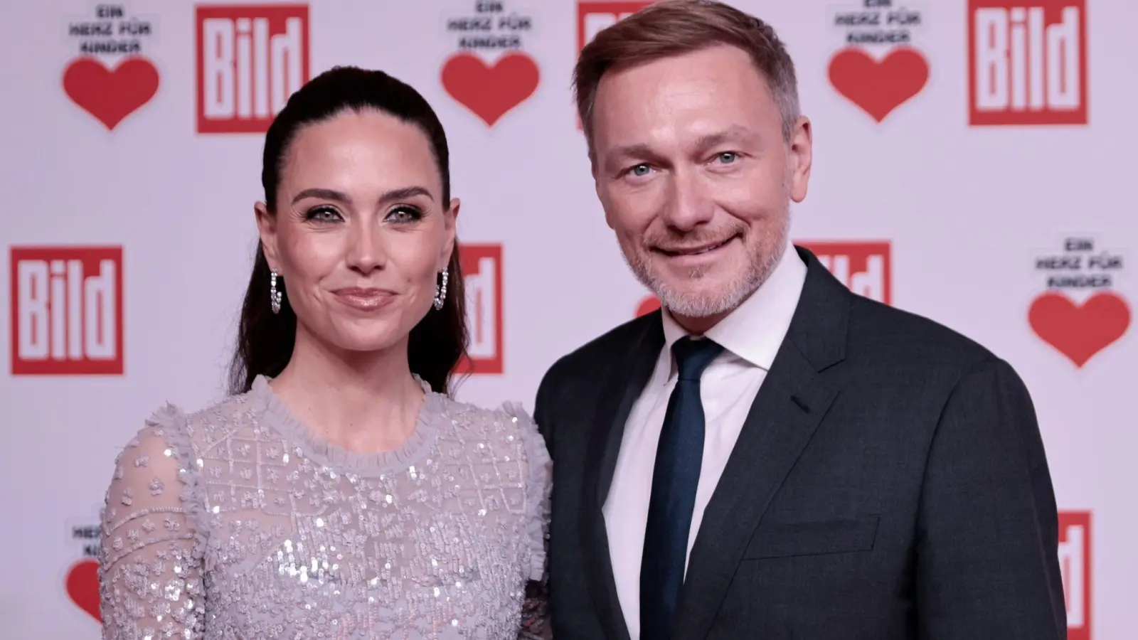 Christian Lindner, Bundesvorsitzender der FDP, und Ehefrau Franca Lehfeldt bei der Spendengala „Ein Herz für Kinder“. (Foto: Carsten Koall/dpa)