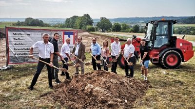 Auf Dombühler Gemeindegebiet unweit des alten Sportplatzes wurden gestern die Spaten geschwungen. Das Foto zeigt die Bürgermeister Jürgen Geier (Mitte) und Michael Trzybinski (Dritter von links) mit den Vertretern der Baufirma, des Staatlichen Bauamts und des Landkreises. (Foto: Jürgen Binder)