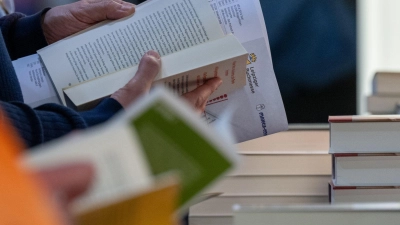 Insbesondere Sach- und Jugendbücher waren 2024 beliebt. (Symbolbild) (Foto: Hendrik Schmidt/dpa)