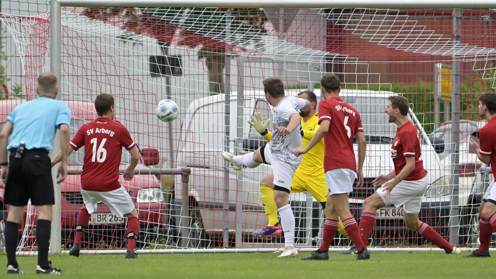 Maximilian Christ (in Weiß) erzielt soeben das 1:0 für die SG Herrieden beim SV Arberg (von links Florian Rettenberger, Torwart Josef Geßler, Max Daschner und Jan Semmlinger. (Foto: Martin Rügner)