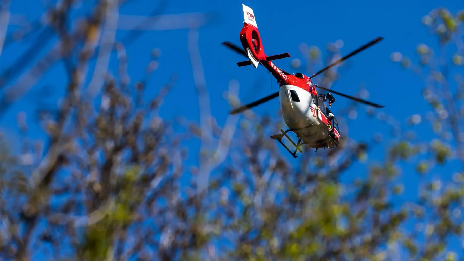 Die Luftrettung brachte den verletzten Gleitschirmflieger ins Krankenhaus. (Symbolbild) (Foto: Philipp von Ditfurth/dpa)