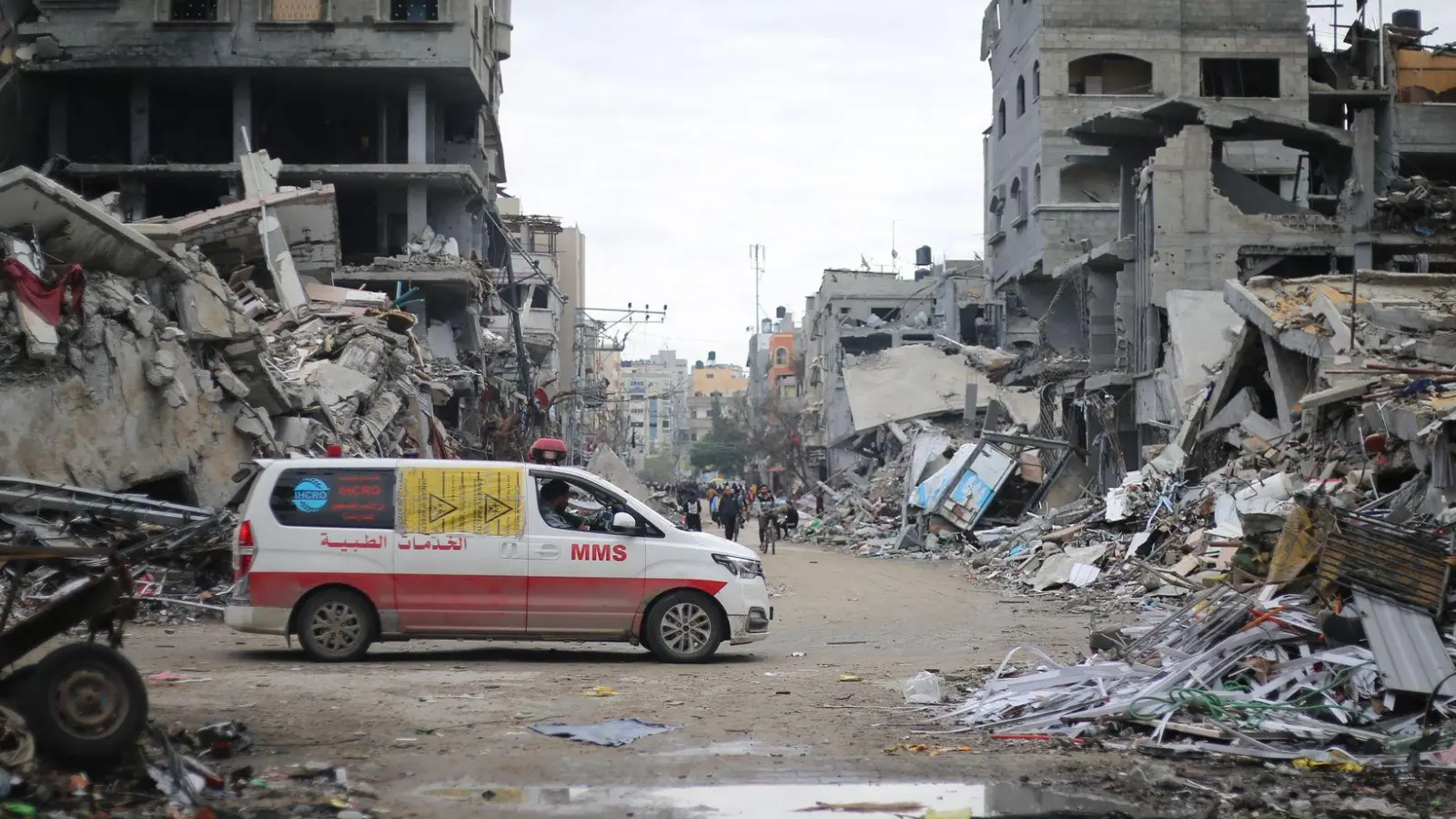 Ein Krankenwagen fährt an Trümmern zerstörter Gebäude in Beit Lahia vorbei. (Archivbild) (Foto: Mohammed Alaswad/APA Images via ZUMA Press Wire/dpa)