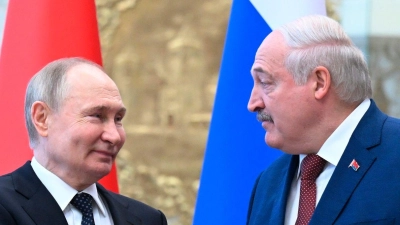 Der russische Präsident Wladimir Putin (l) und der belarussische Präsident Alexander Lukaschenko arbeiten trotz des Kriegs in der Ukraine weiter zusammen. (Foto: Dmitriy Azarov/Pool Sputnik Kremlin/AP/dpa)