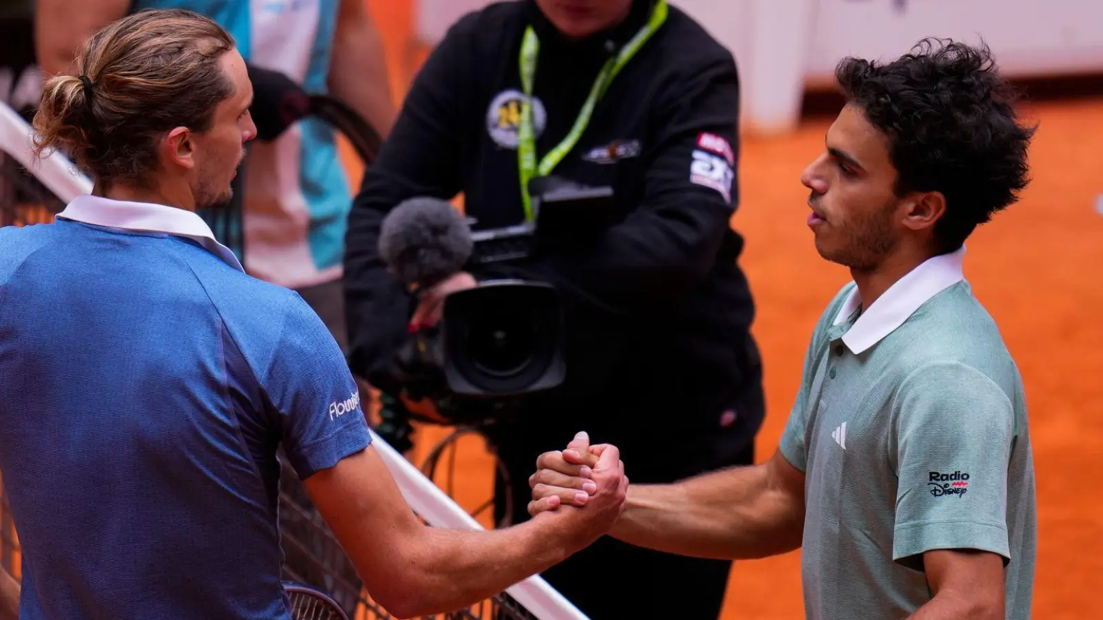 Alexander Zverev (l) ist in Madrid an Francisco Cerundolo gescheitert. (Foto: Manu Fernandez/AP/dpa)