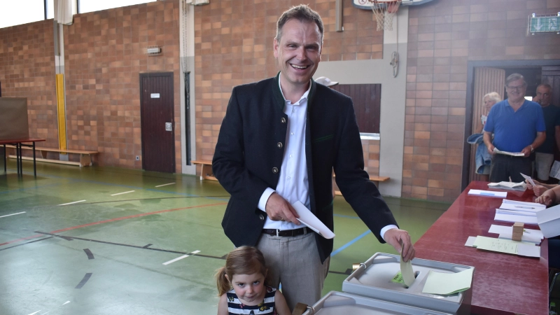Dr. Christian von Dobschütz, Kandidat der CSU für den Landratsposten im Landkreis Neustadt/Aisch-Bad Windsheim, beim Einwurf seiner Stimme im Wahllokal in Diespeck. (Foto: Christa Frühwald)