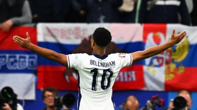 Dank eines Treffers von Mittelfeld-Star Jude Bellingham ist England mit einem knappen Sieg in die Fußball-EM gestartet. Der Vize-Europameister siegte in der Arena auf Schalke mit viel Mühe 1:0 gegen Serbien. (Foto: Bernd Thissen/dpa)