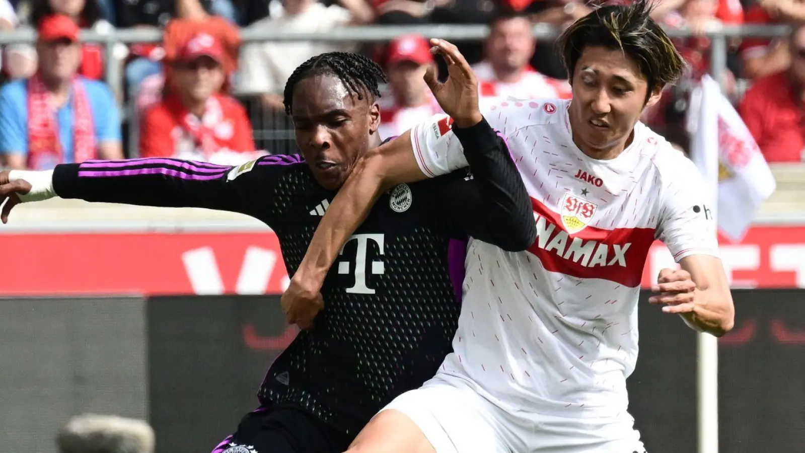 Der FC Bayern München verstärkt sich mit dem Stuttgarter Hiroki Ito (r). (Foto: Bernd Weißbrod/dpa)