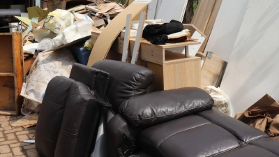 Aufräumen nach dem Hochwasser: Oft muss man sich von vielen Möbeln trennen. Vor allem Naturmaterialien wie Holz bekommt man kaum wieder getrocknet – es besteht schnell Schimmelgefahr. (Foto: Christian Wiediger/dpa/dpa-tmn)