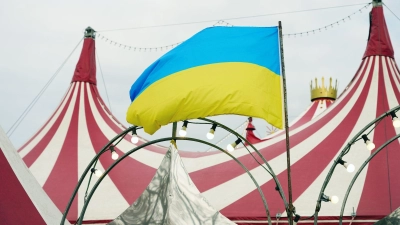 In Solidarität mit der Ukraine weht am „Moskauer Circus“ in Neuwied die Flagge des Landes. In dem Zirkus treten russische und ukrainische Artisten auf. (Foto: Thomas Frey/dpa)