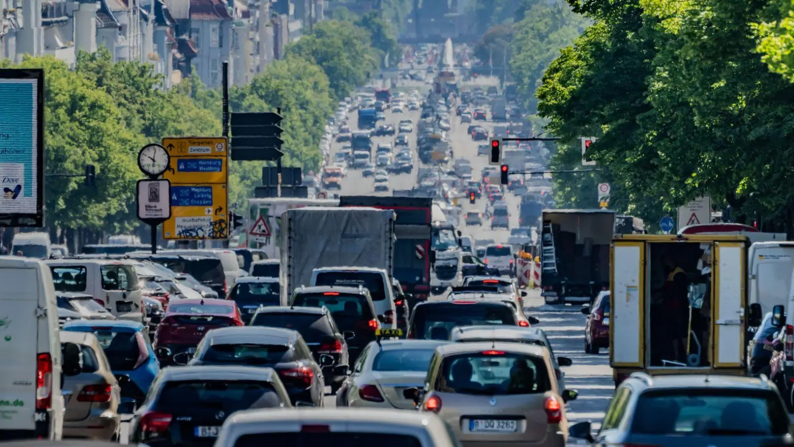 Laut einer Umfrage im Auftrag des ADAC halten sich die meisten in Deutschland für gute oder sehr gute Autofahrer.  (Symbolbild) (Foto: Michael Kappeler/dpa)