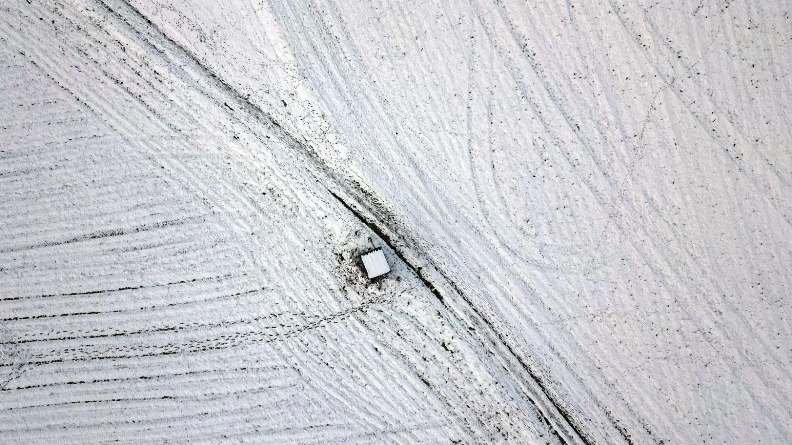 Winterlich: Ein Jägerstand auf einem verschneiten Feld in Nordrhein-Westfalen. (Foto: Federico Gambarini/dpa)