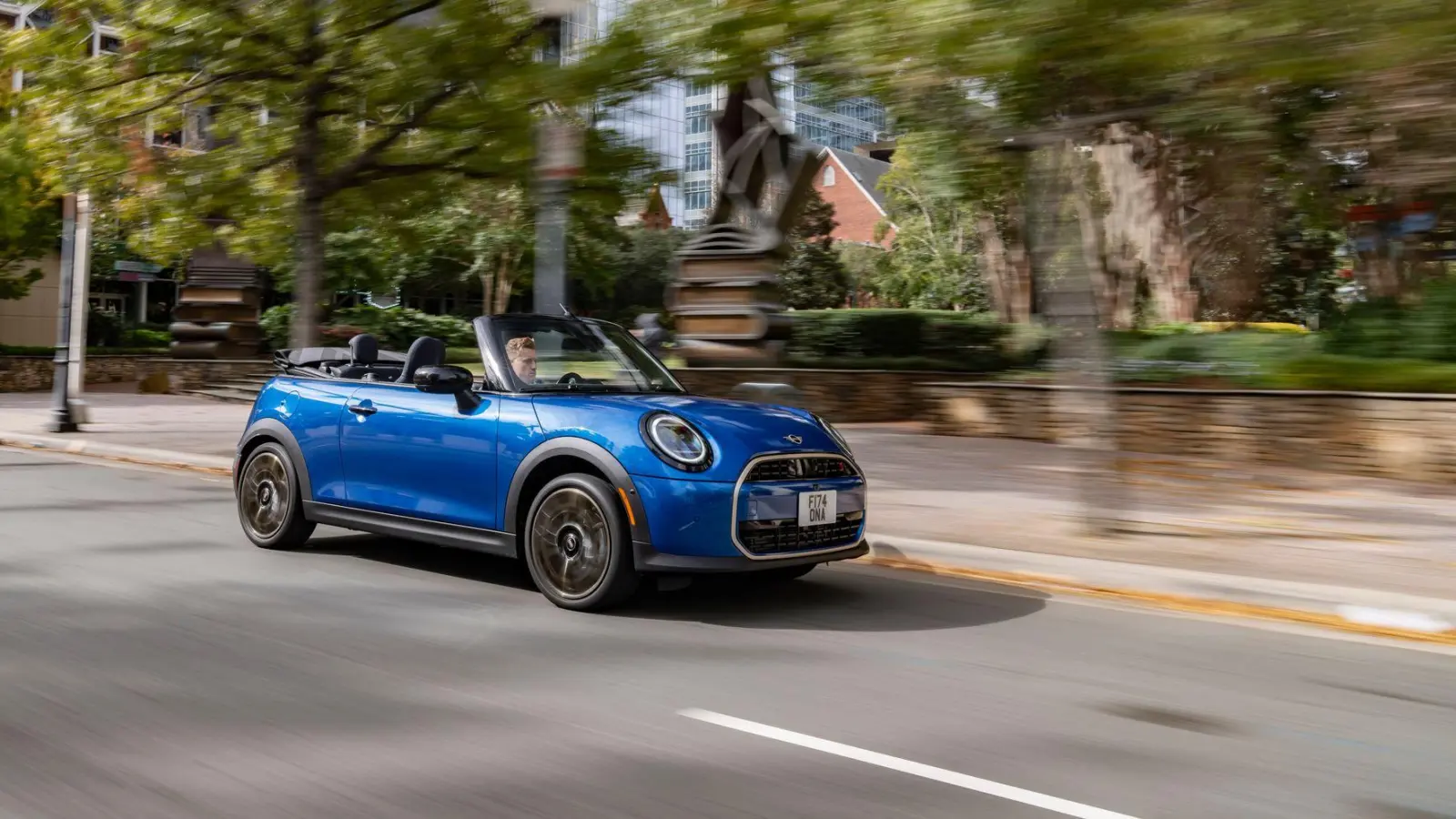 Mini bringt sein Dreitürer-Cabrio ab Frühjahr 2024 mit Stoffverdeck auf den Markt. Gerüchte deuten auf ein mögliches elektrisches Modell hin. (Foto: Bernhard Filser/BMW Group/dpa-tmn)