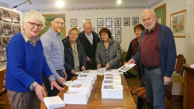 Der Heimatbrief 2023 ist erschienen. Die Aktiven sortierten die druckfrischen Exemplare. (Foto: Ulli Ganter)