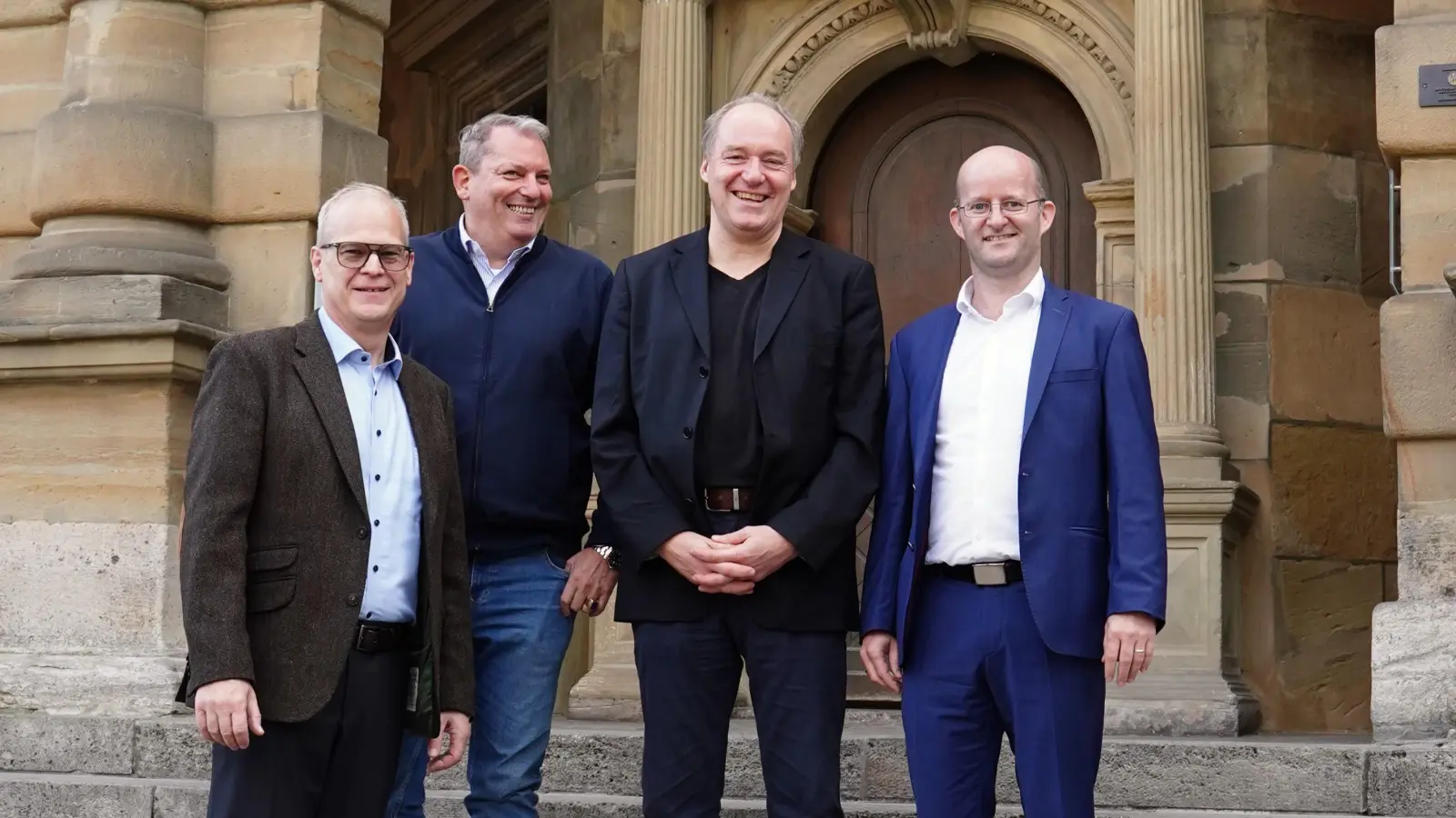 Sie hießen den neuen künstlerischen Leiter Jürgen Eick (zweiter von rechts) in der Stadt willkommen (von links): Jürgen Klatte und Benjamin Babel vom Trägerverein und Oberbürgermeister Dr. Markus Naser. (Foto: Simone Hedler)