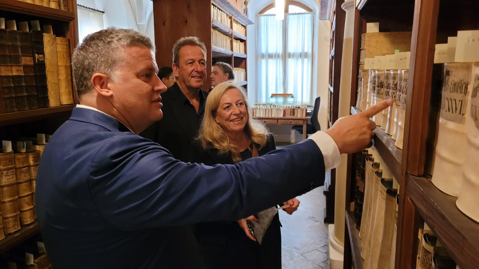 Der SPD-Bundestagsabgeordnete Carsten Träger (vorne) war von der historischen Stadtbibliothek im Klosterchor im Herzen Bad Windsheims begeistert. (Foto: Nina Daebel)