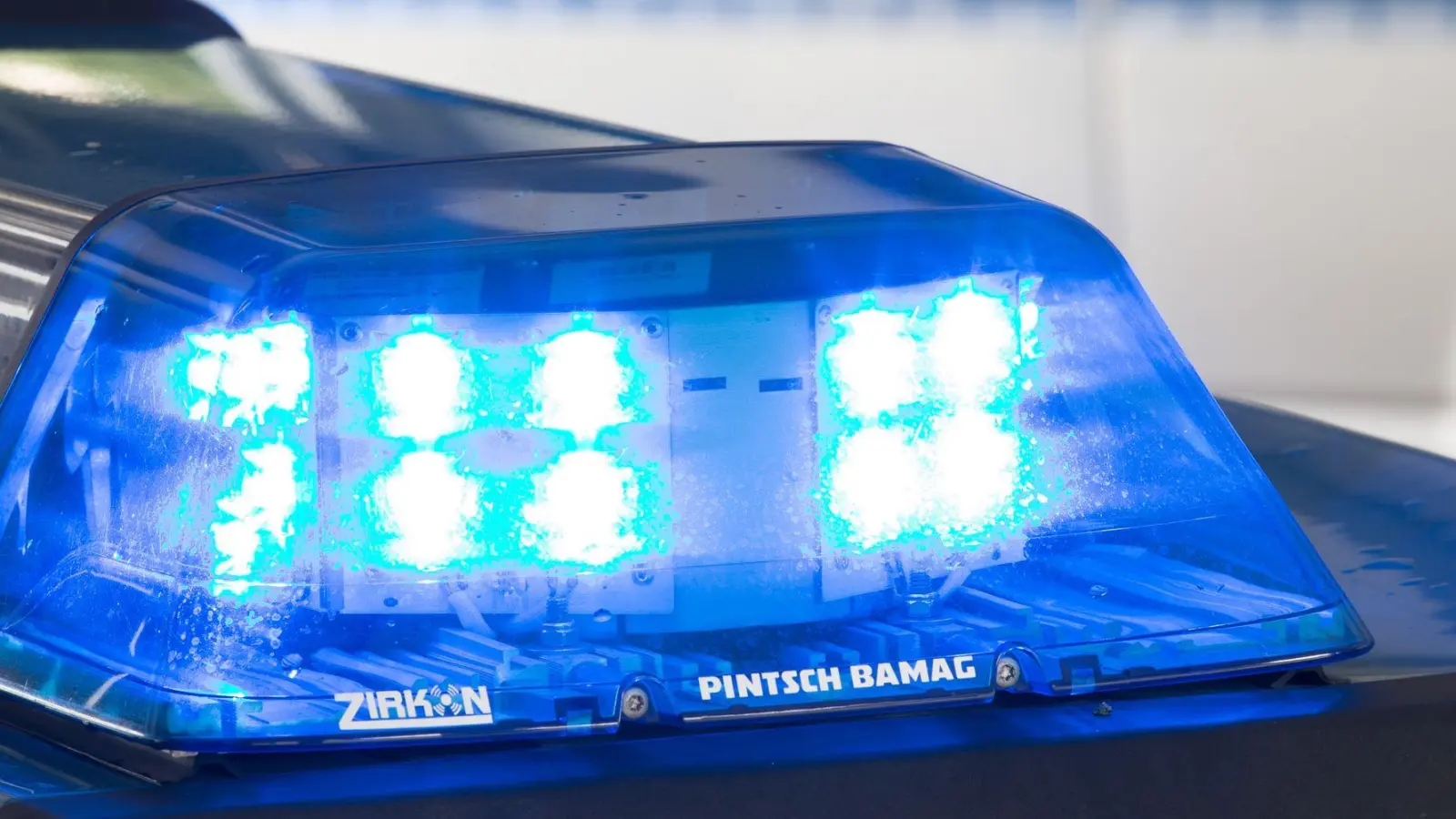 Ein 58-Jähriger hat einen Unfall in Dinkelsbühl verursacht, bei dem gleich drei Autos beschädigt wurden. (Symbolbild: Carsten Rehder/dpa)