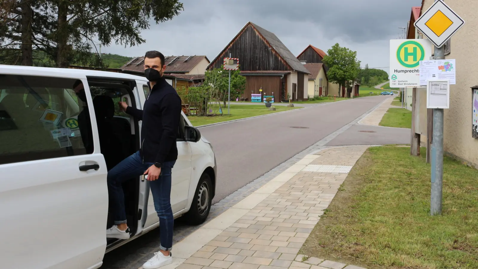 Das NEA Mobil – im Foto an einer Haltestelle in Humprechtsau – scheint langsam besser in die Gänge zu kommen; jedenfalls deuten darauf die Nutzungszahlen hin, die diese Woche im Kreisentwicklungsausschuss präsentiert wurden. (Foto: Landratsamt Neustadt/Christine Berger)