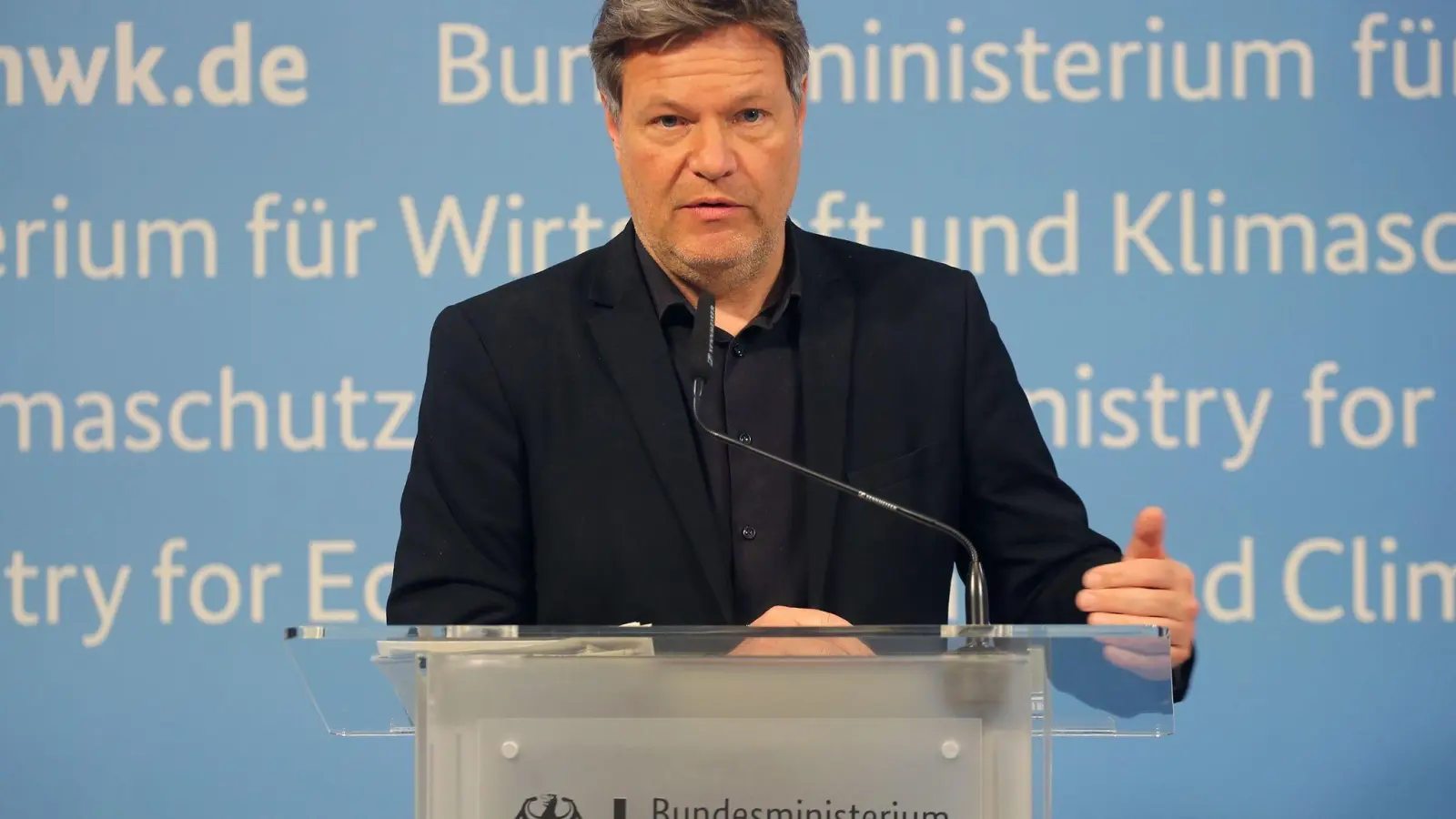 Bundeswirtschaftsminister Habeck will den Bau von Solaranlagen in Gewerbe- und Industriegebieten, auf landwirtschaftlichen Flächen und auf Gewässern erleichtern. (Foto: Wolfgang Kumm/dpa)