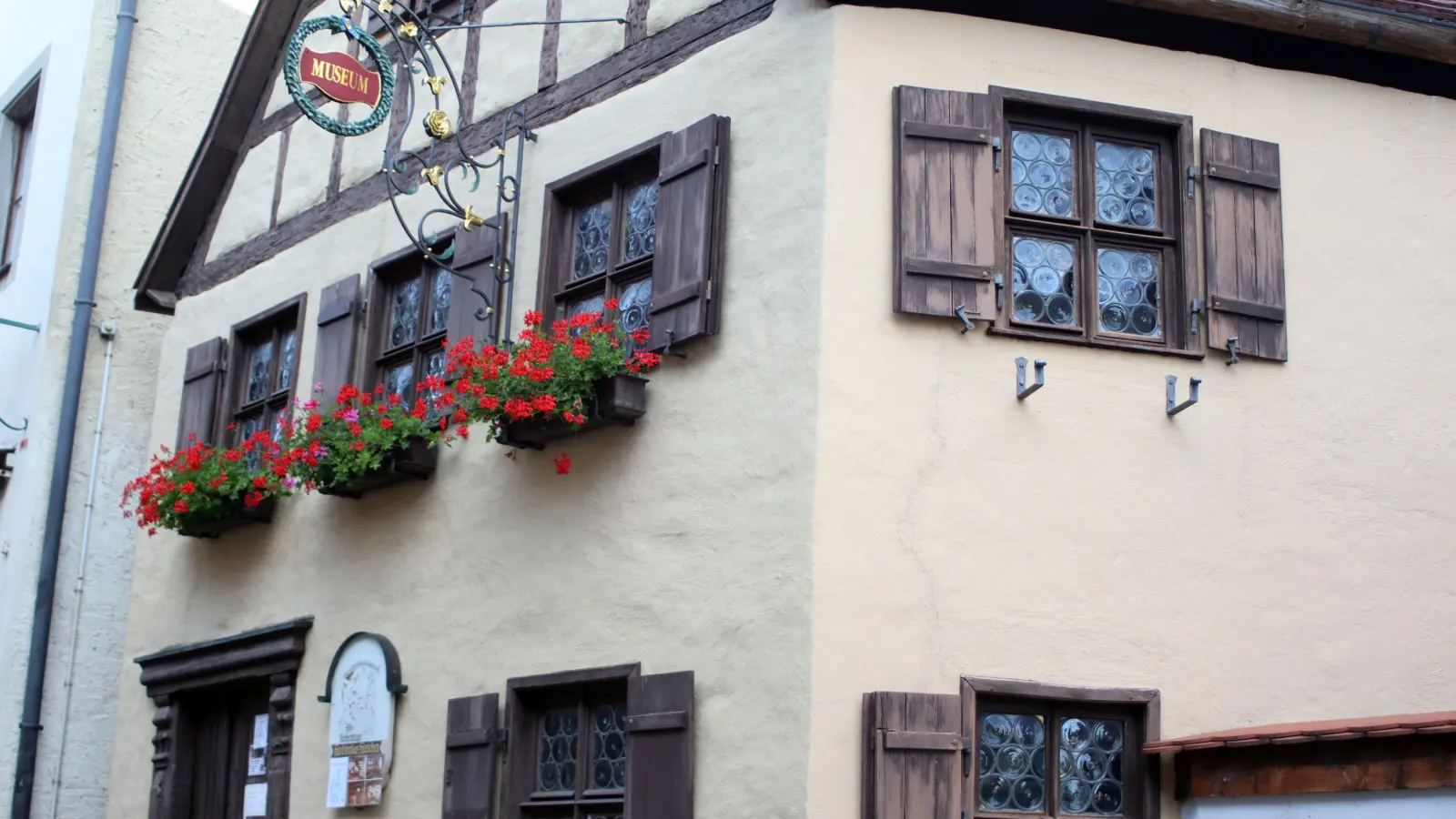 Der großen Tradition des Handwerks in Rothenburg ist am Alten Stadtgraben dieses Haus gewidmet. So beschaulich wie das kleine Museum heute von außen wirkt, ging es 1451 allerdings nicht zu. Damals wagten die Handwerker den Aufstand gegen die Ratsherren. (Foto: Pauline Held)