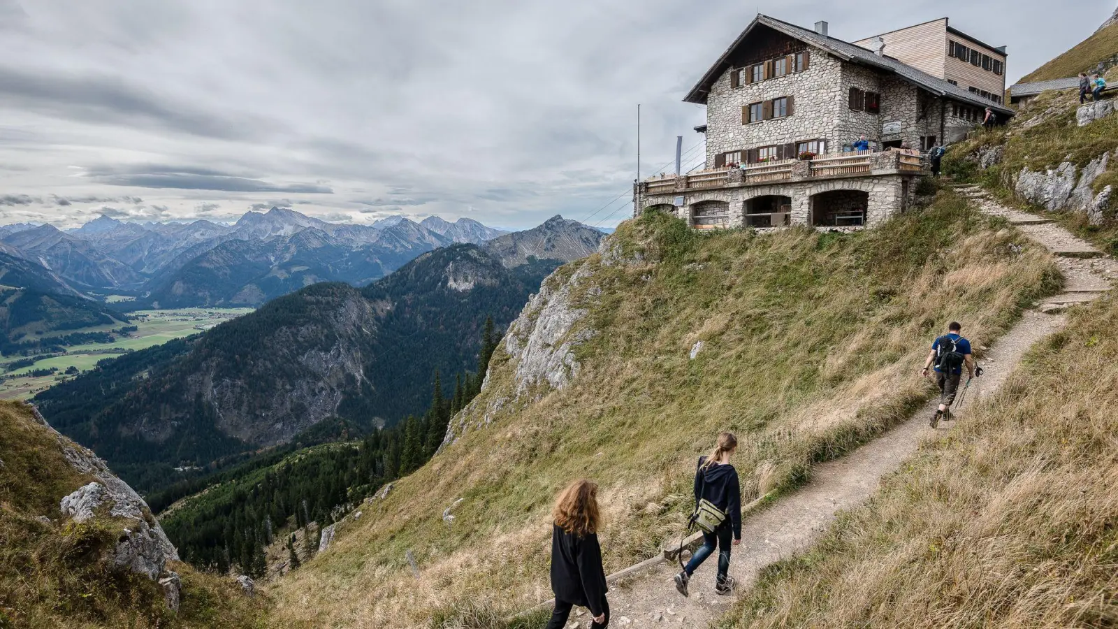 Eine Berghütte bedeutet nicht nur schöne Einkehr, sondern auch sichere Zuflucht. (Archivbild) (Foto: Nicolas Armer/dpa)