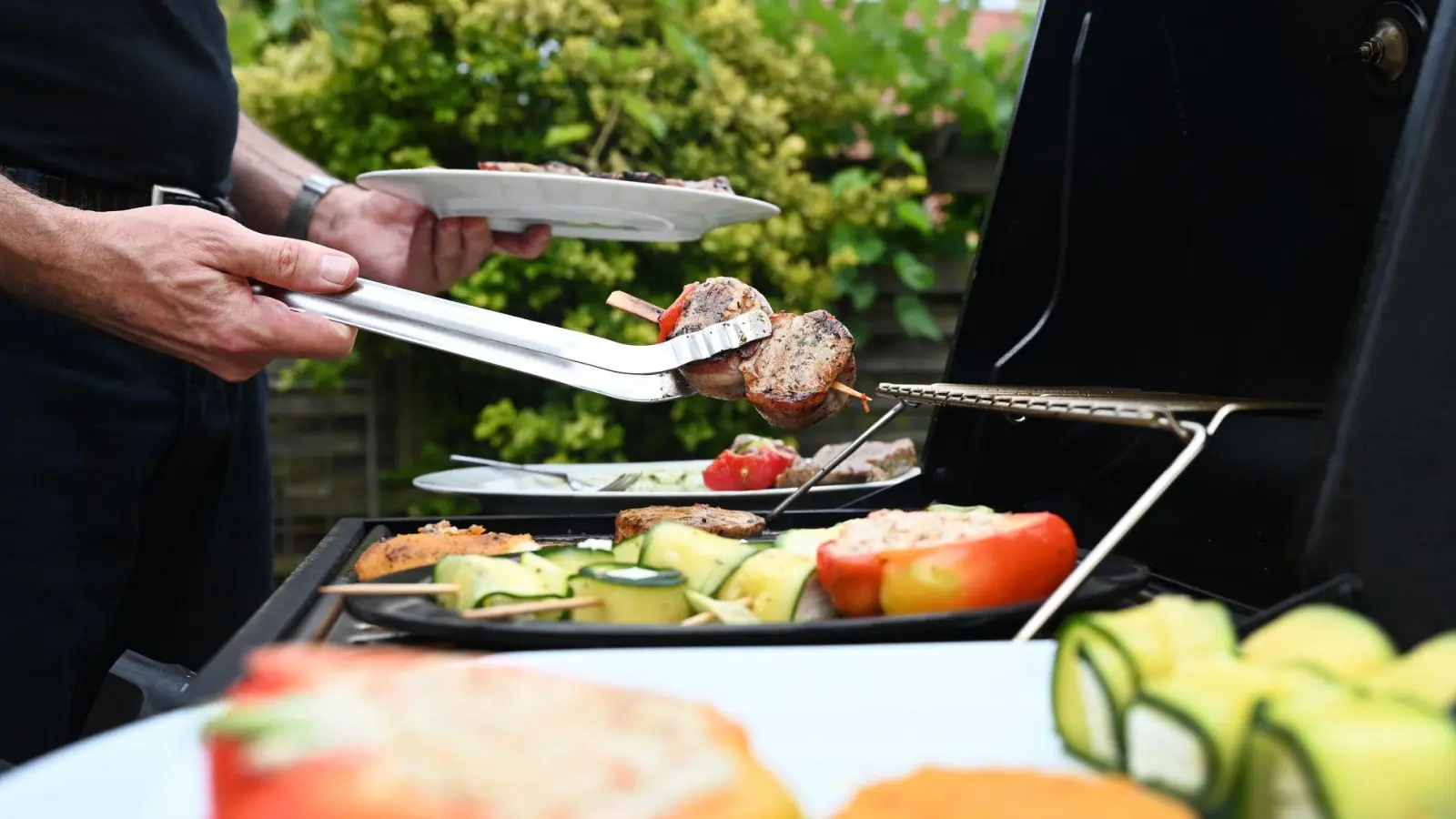 Gelb statt blau: Die Farbe der Flamme eines Gasgrills kann das auf Verschmutzungen durch Grillrückstände hinweisen. Nach Reinigung der Brennerrohre kann der Grillspass weitergehen. (Foto: Bernd Weißbrod/dpa/dpa-tmn)