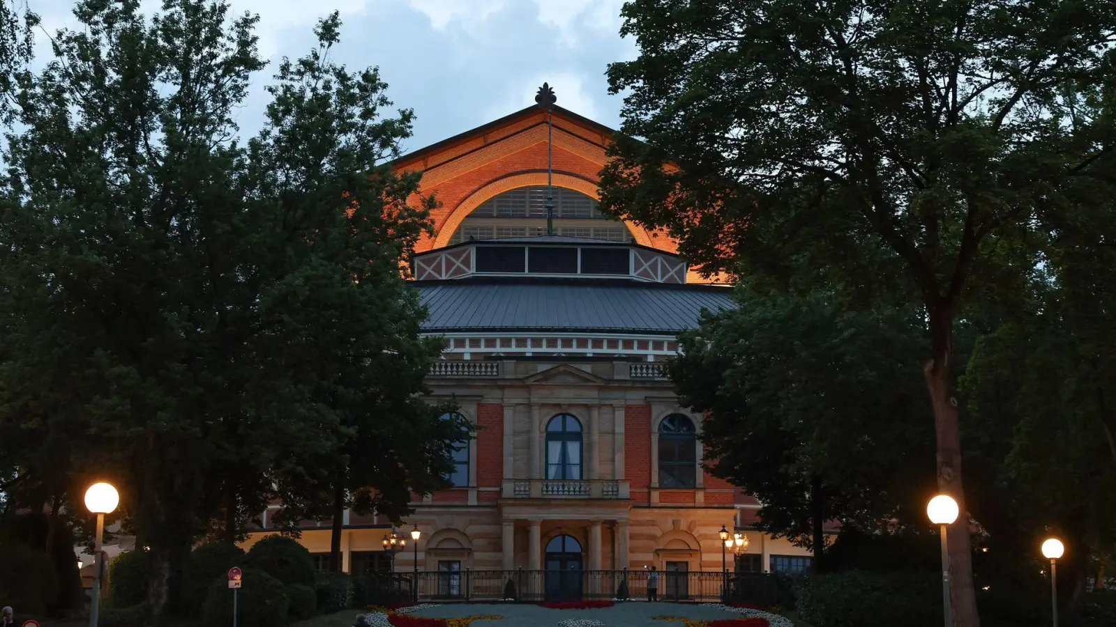 Im Festspielhaus werden nur Werke Wagners gezeigt. (Foto: Daniel Löb/dpa)