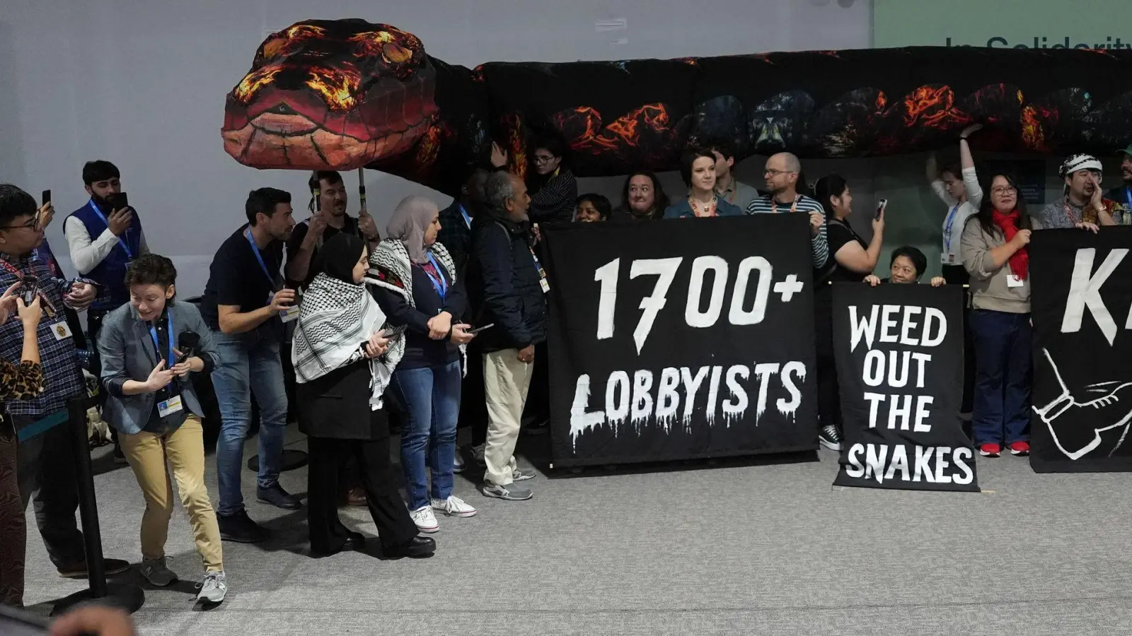 Lobbyisten als böse Schlange: Aktion von Klimaaktivisten auf der COP29. (Foto: Joshua A. Bickel/AP/dpa)