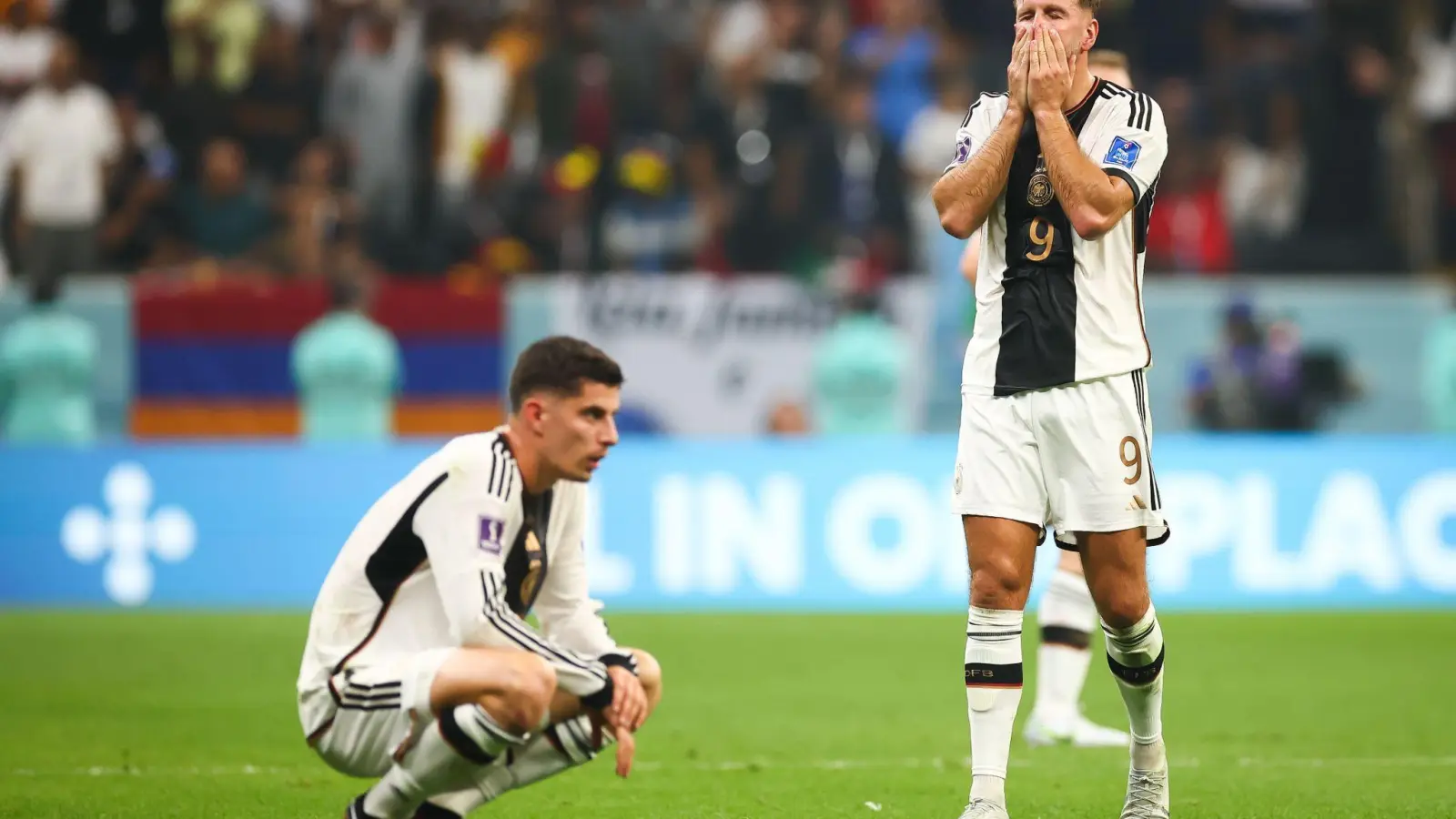 Niclas Füllkrug (r) und Kai Havertz stehen nach dem Abpfiff niedergeschlagen auf dem Platz. (Foto: Christian Charisius/dpa)