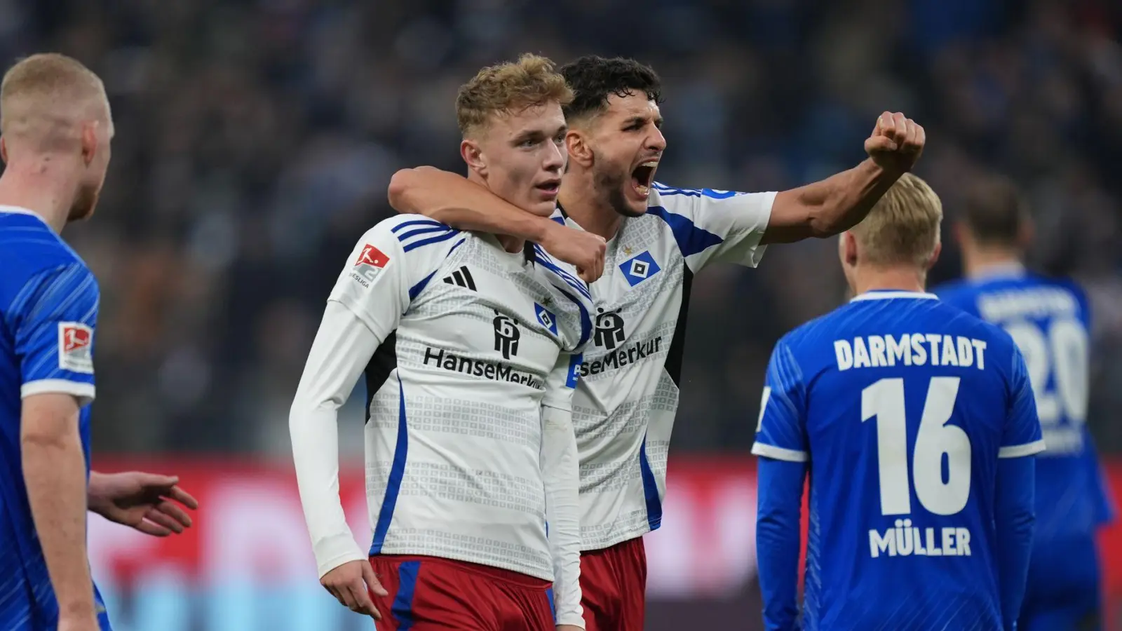 Hamburgs Torschütze Adam Karabec (l) jubelt nach seinem Treffer zum 2:1 mit Hamburgs Daniel Elfadli. (Foto: Marcus Brandt/dpa)