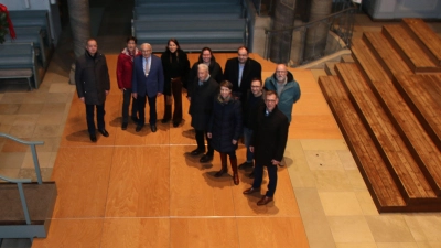 Die alte Bühne der Kirche St. Gumbertus war abgenutzt. Sie wurde nun ersetzt. (Foto: Stefan Neidl)